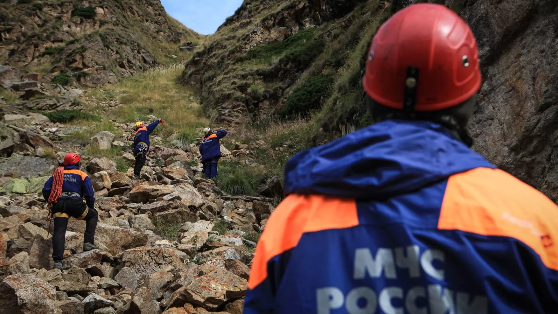 В горах Кабардино-Балкарии спасли упавшую в ущелье дончанку